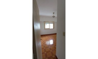 Amplio Dos ambientes a metros de estación y avenidas