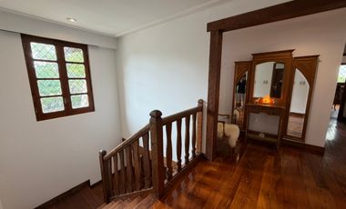 Importante Casa de Estilo en Barrio Playa Grande (Impecable Estado)