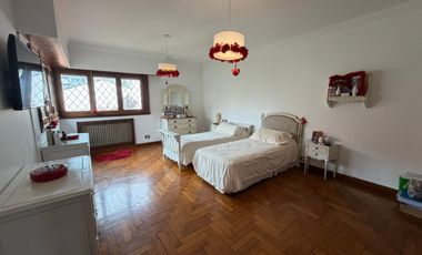Importante Casa de Estilo en Barrio Playa Grande (Impecable Estado)