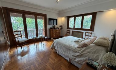 Importante Casa de Estilo en Barrio Playa Grande (Impecable Estado)