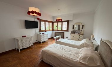 Importante Casa de Estilo en Barrio Playa Grande (Impecable Estado)