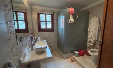 Importante Casa de Estilo en Barrio Playa Grande (Impecable Estado)
