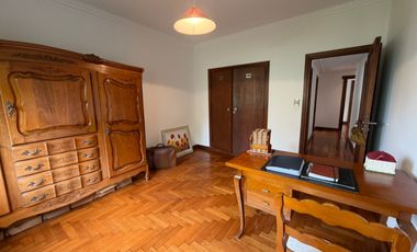 Importante Casa de Estilo en Barrio Playa Grande (Impecable Estado)