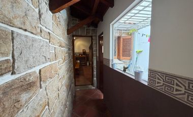 Importante Casa de Estilo en Barrio Playa Grande (Impecable Estado)