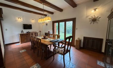 Importante Casa de Estilo en Barrio Playa Grande (Impecable Estado)