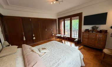 Importante Casa de Estilo en Barrio Playa Grande (Impecable Estado)