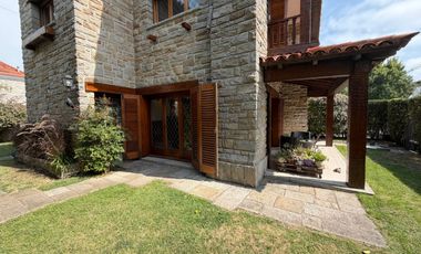 Importante Casa de Estilo en Barrio Playa Grande (Impecable Estado)