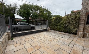 Importante Casa de Estilo en Barrio Playa Grande (Impecable Estado)