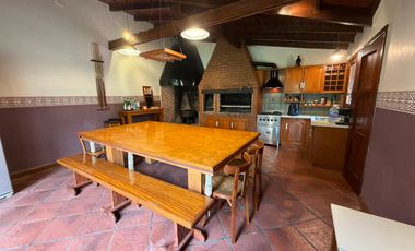 Importante Casa de Estilo en Barrio Playa Grande (Impecable Estado)