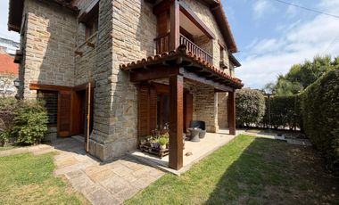 Importante Casa de Estilo en Barrio Playa Grande (Impecable Estado)