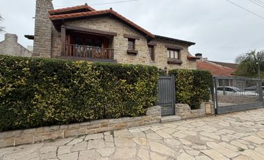 Importante Casa de Estilo en Barrio Playa Grande (Impecable Estado)