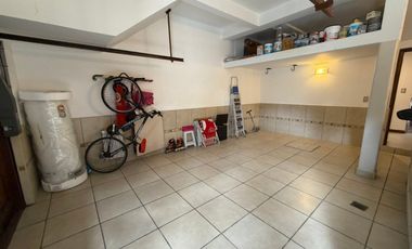 Importante Casa de Estilo en Barrio Playa Grande (Impecable Estado)