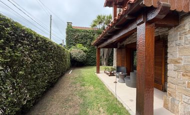 Importante Casa de Estilo en Barrio Playa Grande (Impecable Estado)
