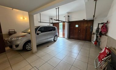 Importante Casa de Estilo en Barrio Playa Grande (Impecable Estado)