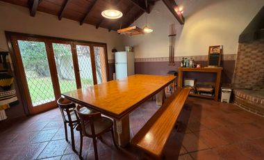 Importante Casa de Estilo en Barrio Playa Grande (Impecable Estado)