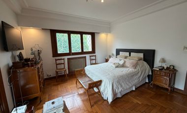 Importante Casa de Estilo en Barrio Playa Grande (Impecable Estado)