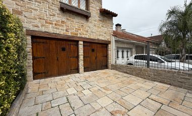 Importante Casa de Estilo en Barrio Playa Grande (Impecable Estado)