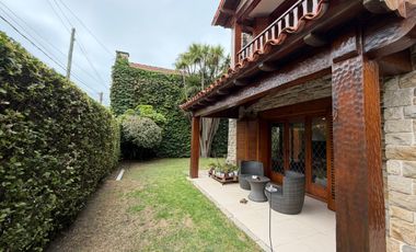 Importante Casa de Estilo en Barrio Playa Grande (Impecable Estado)