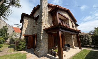 Importante Casa de Estilo en Barrio Playa Grande (Impecable Estado)