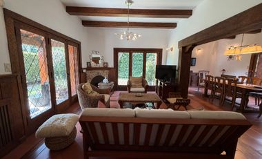 Importante Casa de Estilo en Barrio Playa Grande (Impecable Estado)