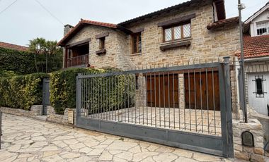 Importante Casa de Estilo en Barrio Playa Grande (Impecable Estado)