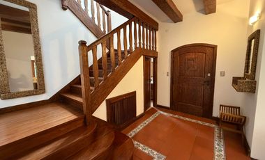 Importante Casa de Estilo en Barrio Playa Grande (Impecable Estado)