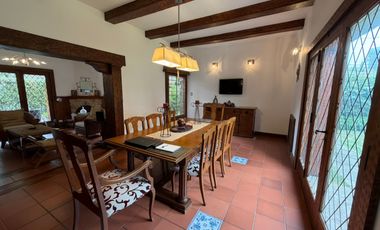 Importante Casa de Estilo en Barrio Playa Grande (Impecable Estado)