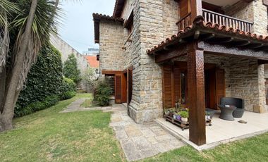 Importante Casa de Estilo en Barrio Playa Grande (Impecable Estado)