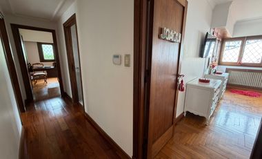Importante Casa de Estilo en Barrio Playa Grande (Impecable Estado)