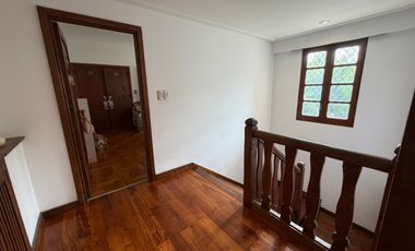 Importante Casa de Estilo en Barrio Playa Grande (Impecable Estado)