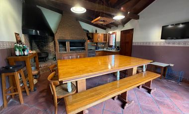 Importante Casa de Estilo en Barrio Playa Grande (Impecable Estado)