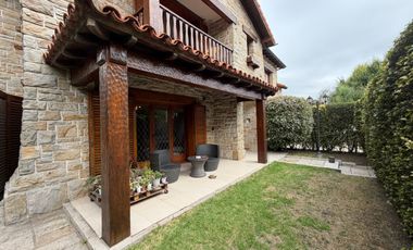 Importante Casa de Estilo en Barrio Playa Grande (Impecable Estado)