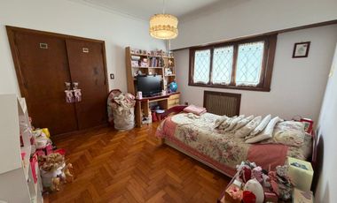 Importante Casa de Estilo en Barrio Playa Grande (Impecable Estado)
