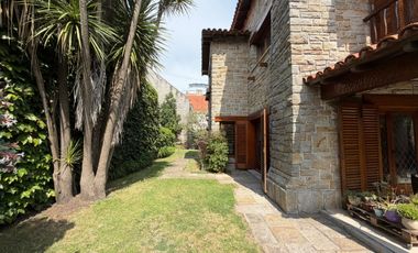 Importante Casa de Estilo en Barrio Playa Grande (Impecable Estado)