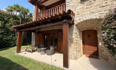 Importante Casa de Estilo en Barrio Playa Grande (Impecable Estado)