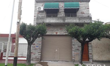 Venta de departamento tipo casa ph de 3 ambientes en Wilde (26338)