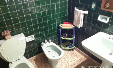 Venta de departamento tipo casa ph de 3 ambientes en Wilde (26338)