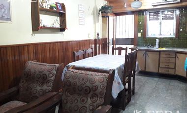 Venta de departamento tipo casa ph de 3 ambientes en Wilde (26338)