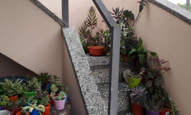 Venta de departamento tipo casa ph de 3 ambientes en Wilde (26338)