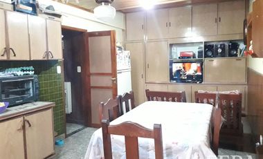 Venta de departamento tipo casa ph de 3 ambientes en Wilde (26338)