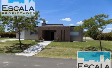 COUNTRY  SOLAR VICTORIA CASA  CON BAJADA EL RIO