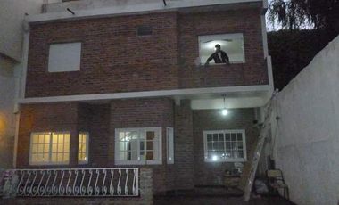 VENTA CASA 8 AMB 381 M2 JARDIN VALENTIN ALSINA LANUS