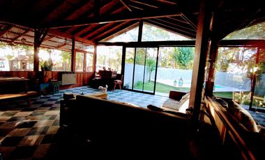 CASA CON PILETA Terreno AMPLIO - Mar De Ajo