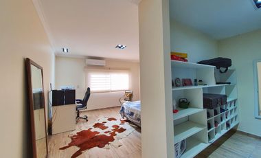 VENTA CASA 5 AMBIENTES VALENTIN ALSINA GARAGE PILETA