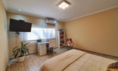 VENTA CASA 5 AMBIENTES VALENTIN ALSINA GARAGE PILETA