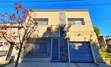 VENTA CASA 5 AMBIENTES VALENTIN ALSINA GARAGE PILETA