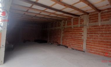 Casa con tres dormitorios, baño, patio interno, cocina comedor, garaje para dos autos, galpón.-