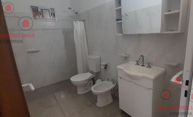 Casa con tres dormitorios, baño, patio interno, cocina comedor, garaje para dos autos, galpón.-