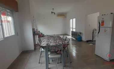 Casa con tres dormitorios, baño, patio interno, cocina comedor, garaje para dos autos, galpón.-