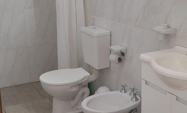 Casa con tres dormitorios, baño, patio interno, cocina comedor, garaje para dos autos, galpón.-